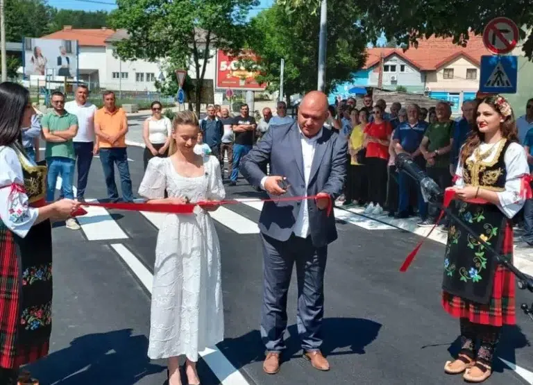 Dario Vraneš otvorio prvi kružni tok u Pljevljima, folklorašice nosile samo nacionalnu nošnju susjedne države (Foto: Opština Pljevlja)