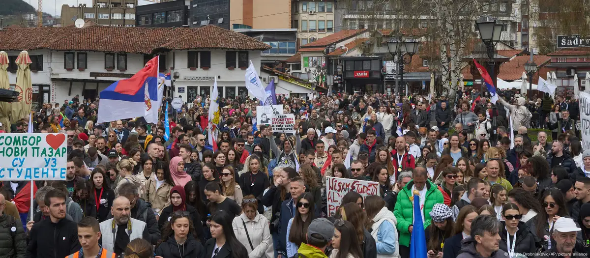 Protest u Novom Pazaru 12. aprila 2025. (Foto: Marko Drobnjakovic/AP)