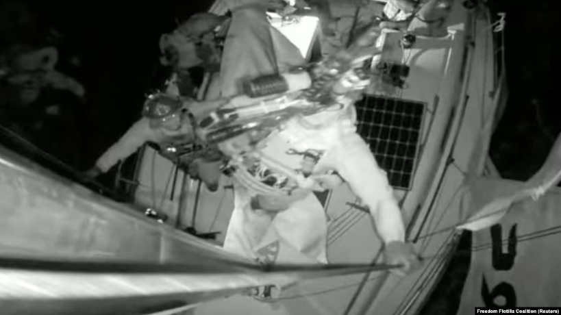 Fotografija sa video-snimka prikazuje izraelskog vojnika kako pištoljem razbija nadzornu kameru "Gaza Sunbird", koji je plovio prema Gazi, 8. oktobra 2025. (Foto: Rojters )