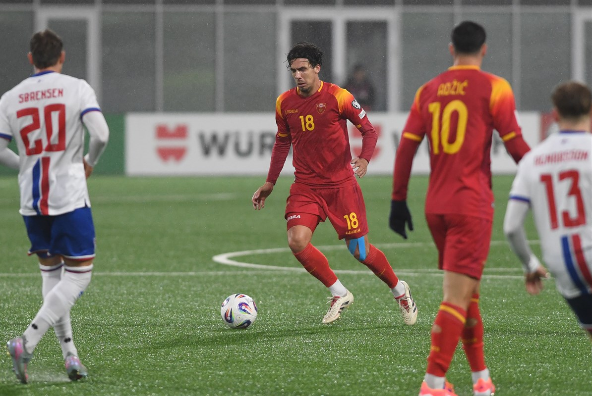 Loptu na vještačkoj travi, veli, teško je kontrolisati