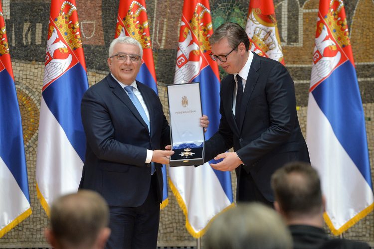 ODLIKOVANJE ZA ODANU SLUŽBU: Mandić prima orden od Vučića