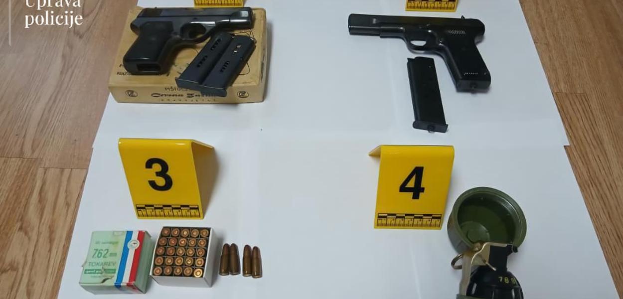 Pronađeno i oduzeto oružje (Foto: Uprava policije)