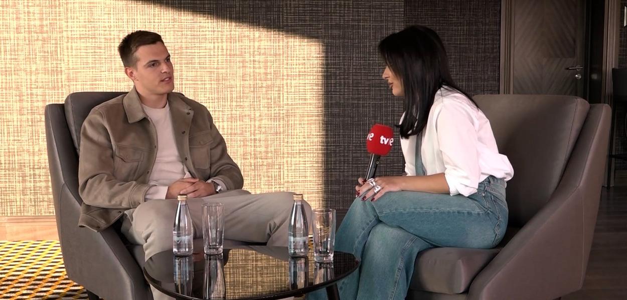 Kostić sa novinarkom Mulić (Foto: TV E)