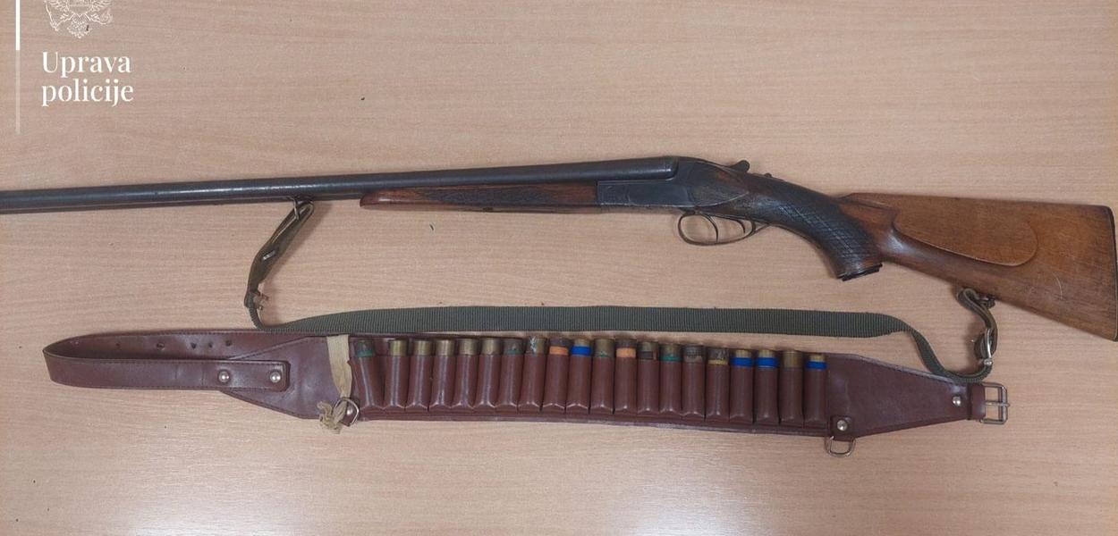 Oduzeta puška i municija (Foto: Uprava policije)