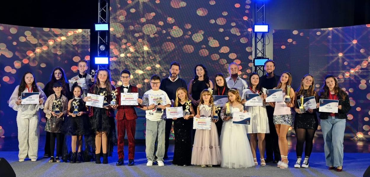 Nagrađeni učesnici Festivala „Ѕвездички“ (Foto: Cattaro Junior)