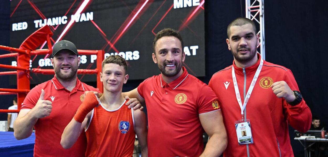 Ivan Tijanić sa trenerima (Foto: Bokserski savez Crne Gore)