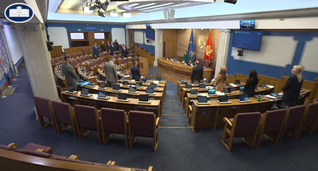 Minut ćutanja za Kalamperovića (Foto: Skupština Crne Gore - stop kadar)