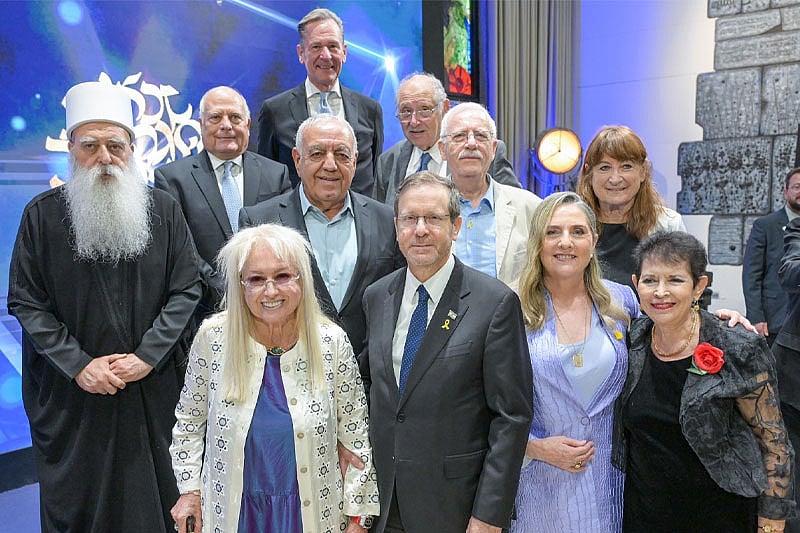 Isak Hercog s dobitnicima odlikovanja (Foto: Klix.ba)