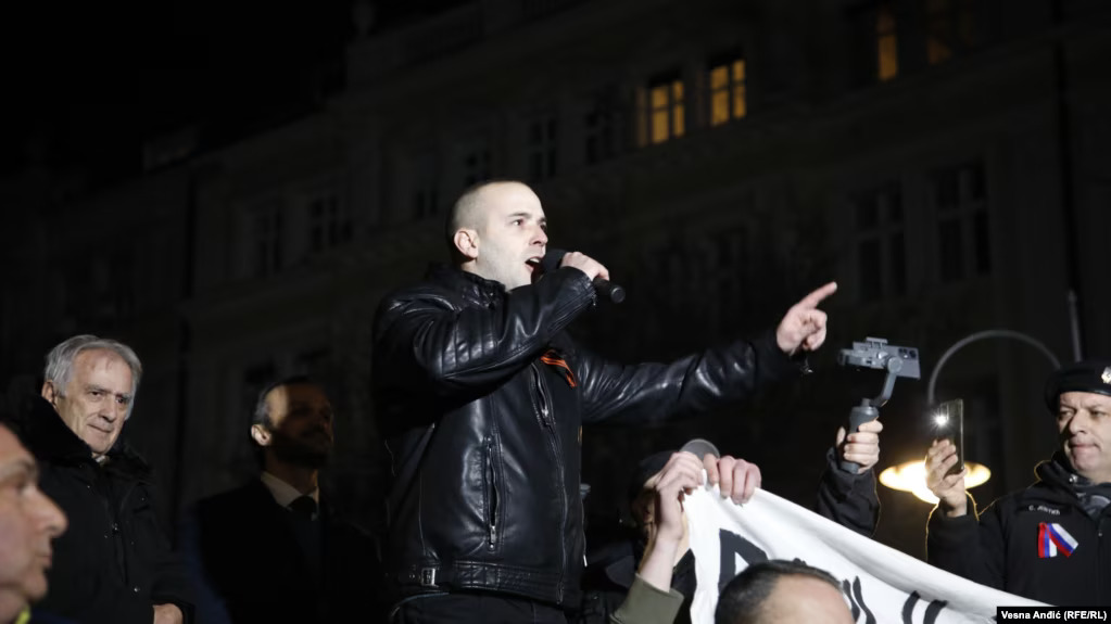Vođa ekstremno desničarske "Narodne patrole" Damnjan Knežević na protestu desničara u Beogradu, 15. februara 2023. (Foto: Vesna Anđić/RFE-RL)