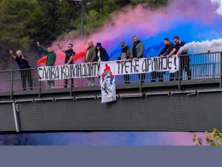Sa bakljade za ratnog zločinca Nebojšu Pavkoviću (Foto: CdM)