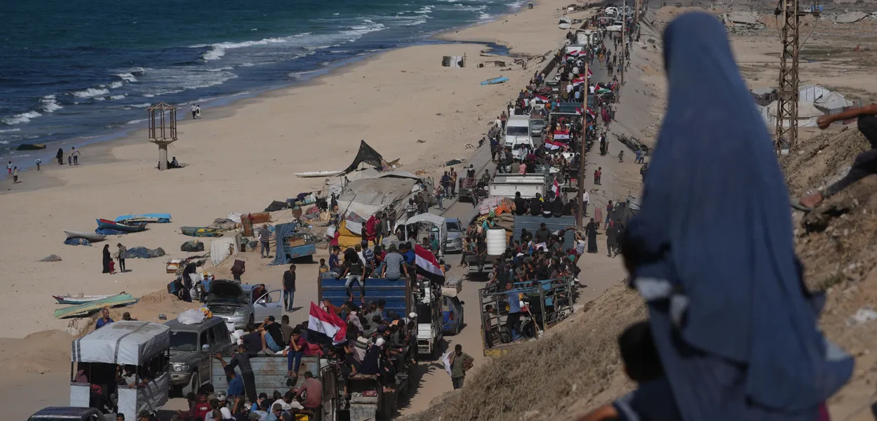 Raseljeni Palestinci voze se kamionima natovarenim stvarima i mašu egipatskim i palestinskim zastavama krećući se ka gradu Gazi, 11. oktobra 2025. (Foto: AP Photo/Jehad Alshrafi)