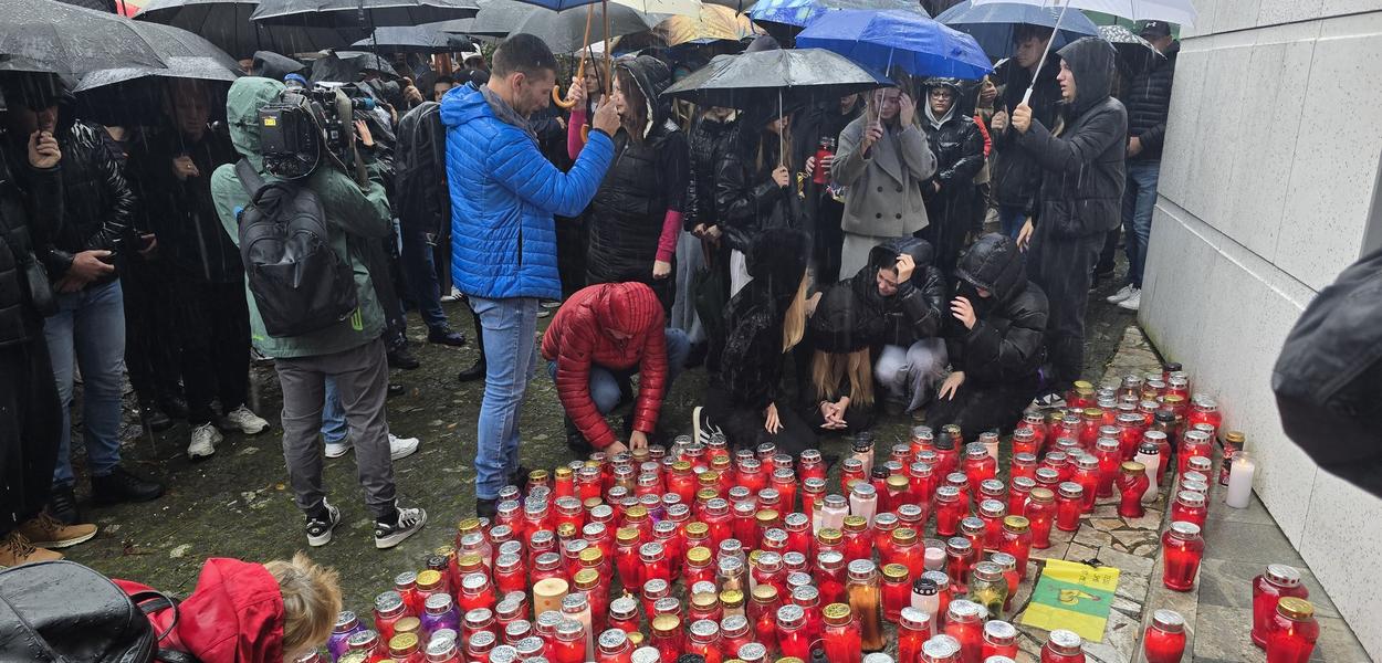 Hiljade ljudi odaju poštu stradalom muškarcu (Foto: X)
