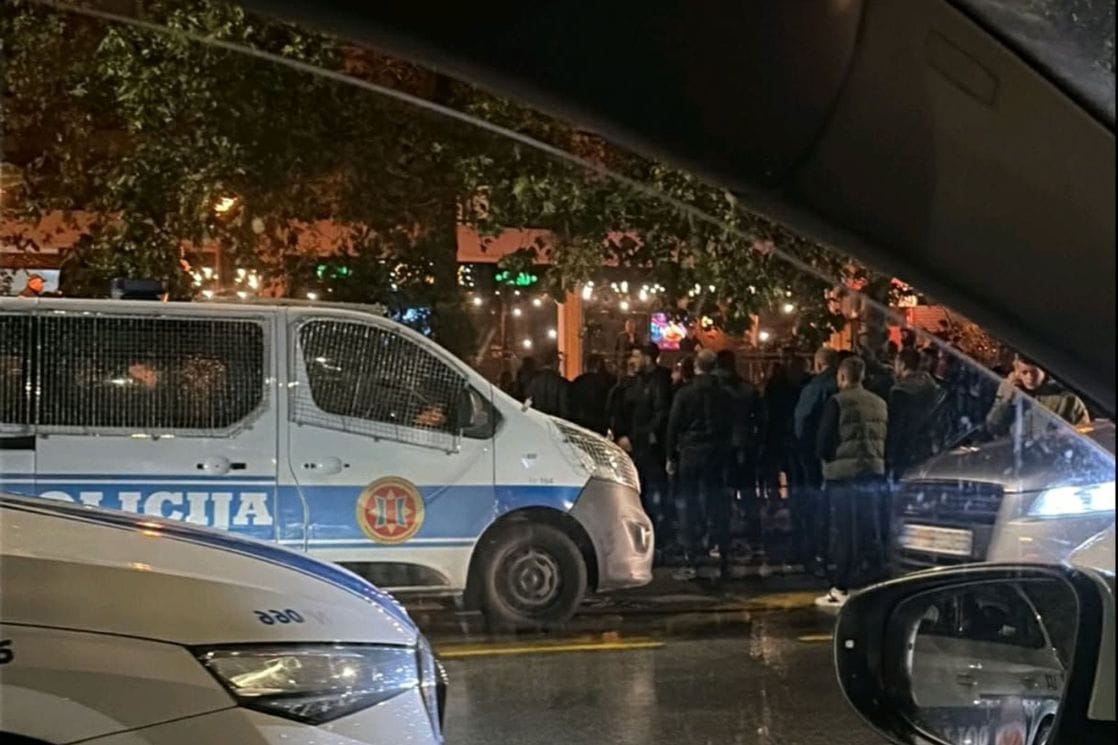 Okupljeni građani u podgoričkom naselju Zabjelo (Foto: Patrola CG)