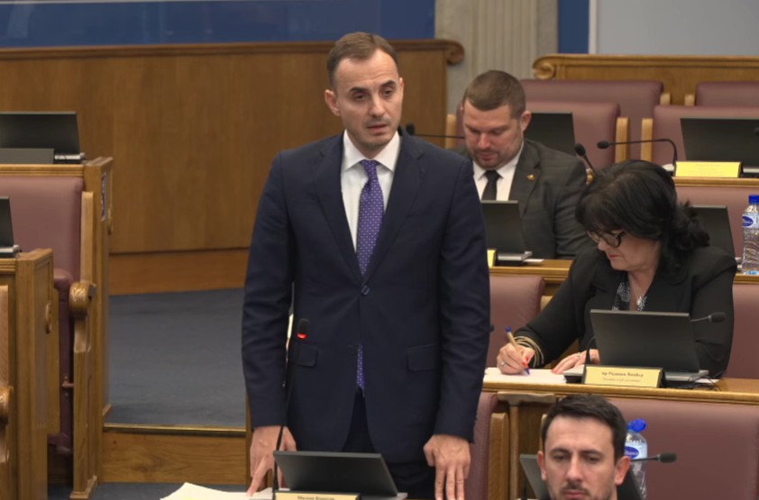 Miloš Konatar, stop kadar (Foto: Skupština Crne Gore/Jutjub)