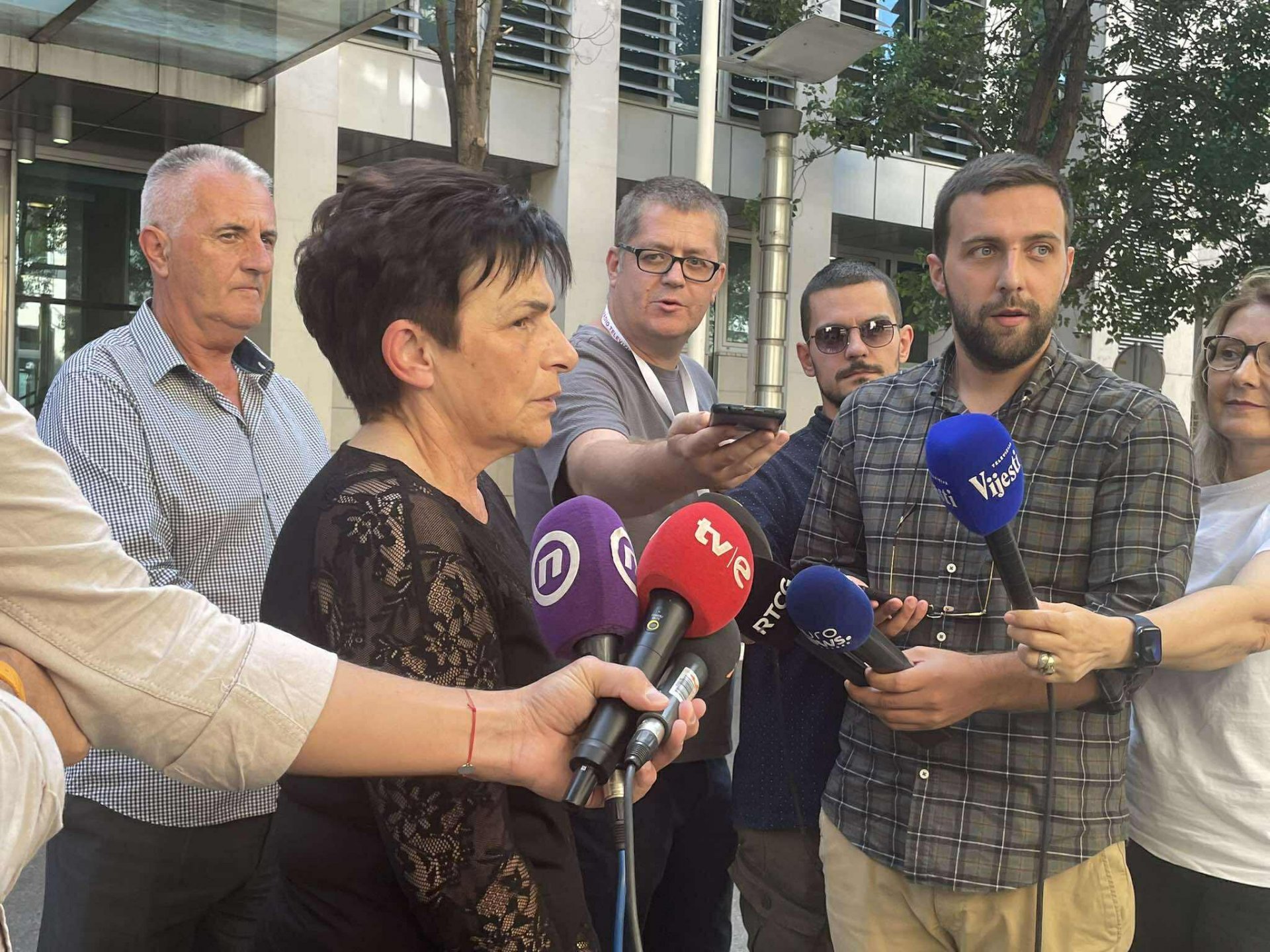 KAD DRŽAVNI ČELNICI NEMAJU SRAMA: Vesna Pejović ispred zgrade Vlade Crne Gore