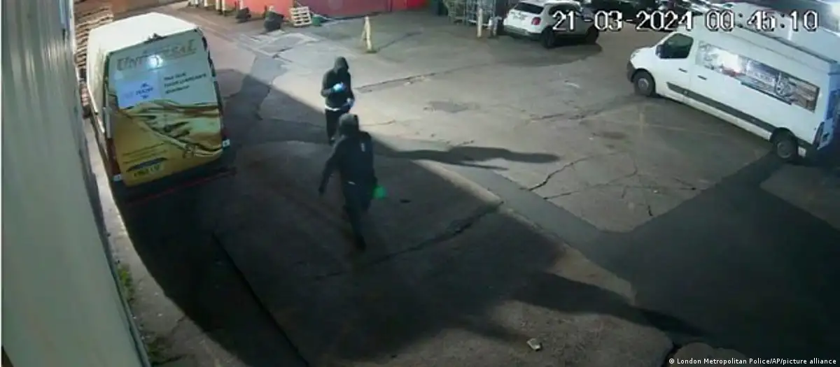 Na video-snimku iz juna 2024. koji je objavila Londonska policija navodno su piromani dok se kreću ka skladištu u kojem se nalazi pomoć za Ukrajinu (Foto: London Metropolitan Police/AP/picture alliance)