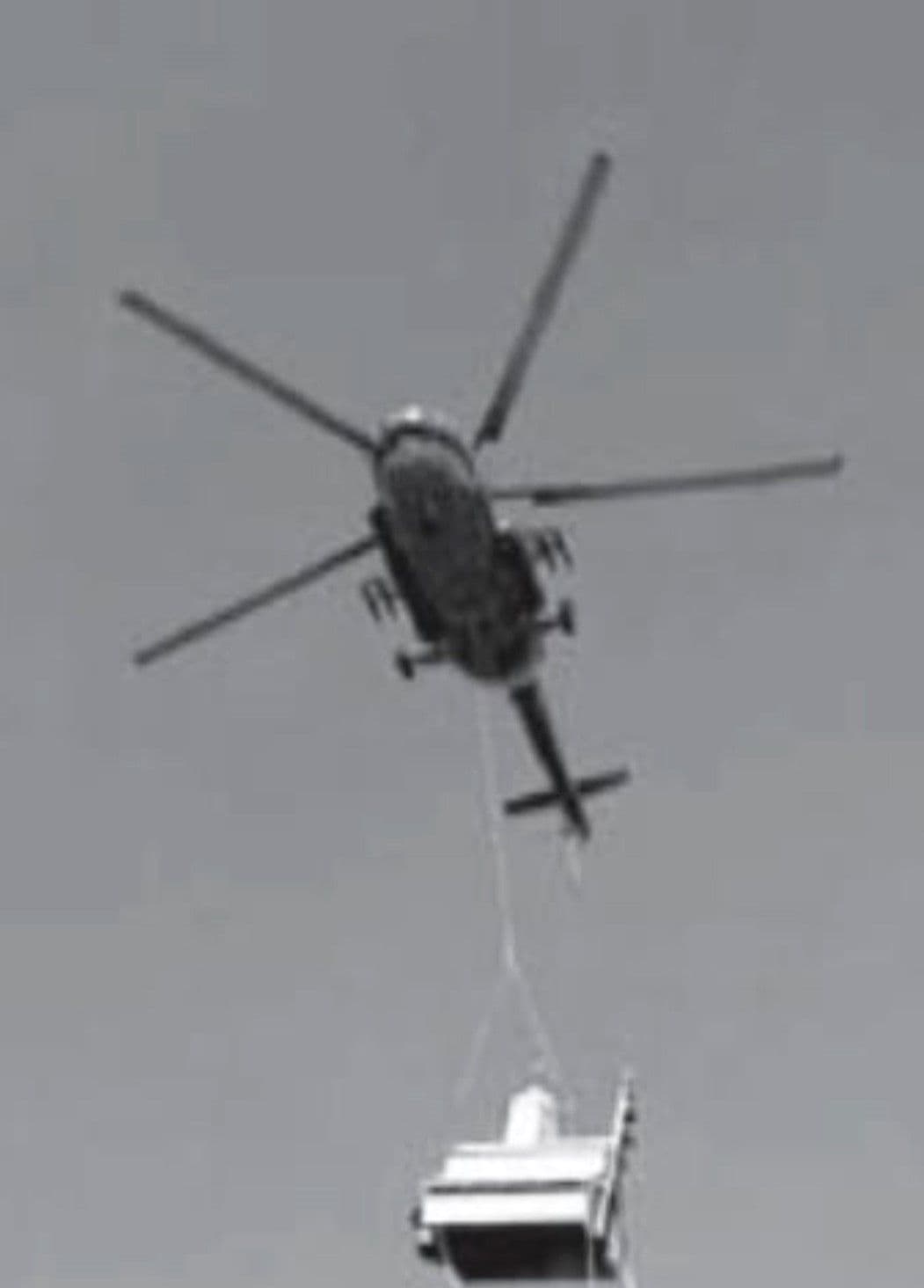 Helikopter srpske vojske prevozi limenu crkvu na Rumiju