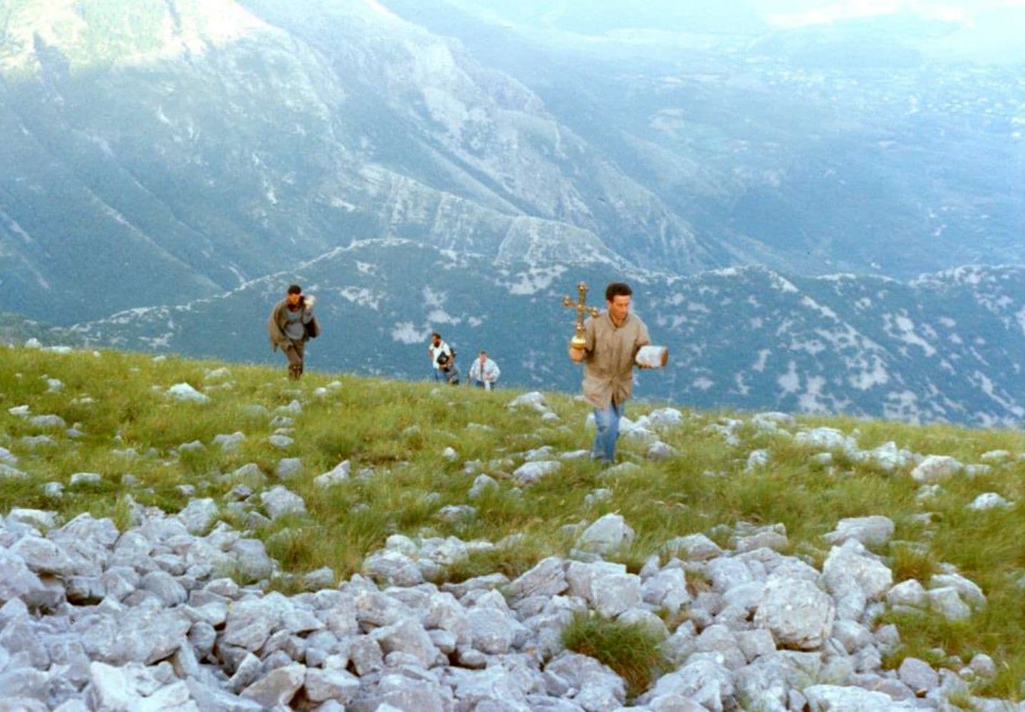 Iznošenje krsta i kamena na vrh Rumije