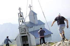 S NEBA, ALI HELIKOPTEROM, NE BOŽJOM VOLJOM: Detalj sputanja limene crkve na vrh Rumije 2005. (Foto: UGC )