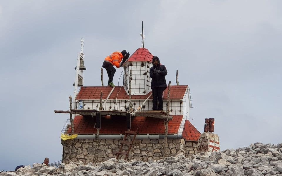 UČRVŠĆIVANJE PRAVOSLAVNE SUPREMACIJE: Oblaganje kamenom limene crkve na Rumiji