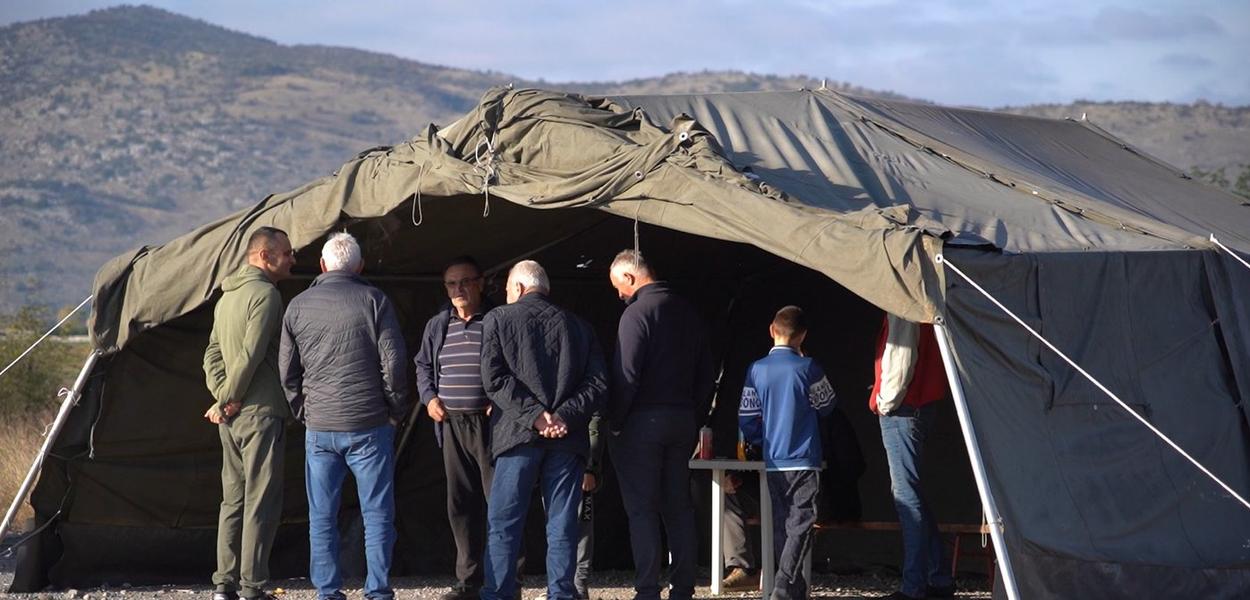 Mještani Botuna kod šatora (arhivska fotografija) (Foto: Portal ETV/I.Đ.)