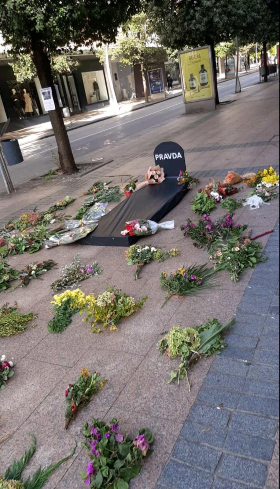 Performans Edina Begzića ispred zgrade tužilaštava (Foto: Portal ETV)