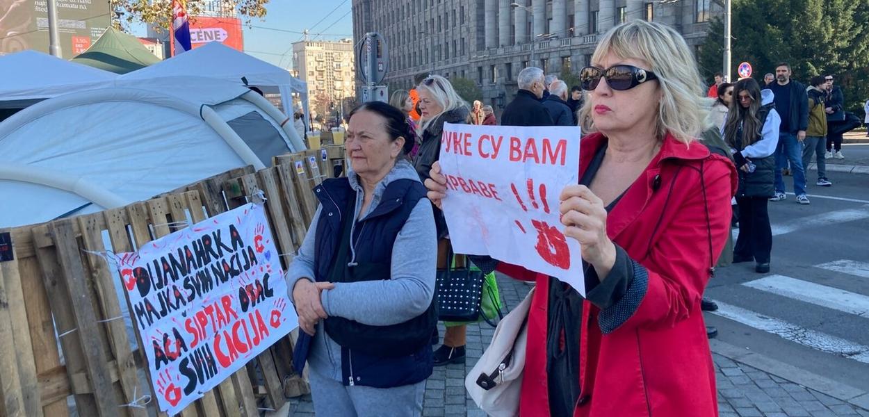 Građani su svakodnevno okupljeni u znak podrške kod šatora u kome Dijana Hrka štrajkuje glađu, 14. novembar 2025. (Foto: Slaven Miljuš/RFE-RL)