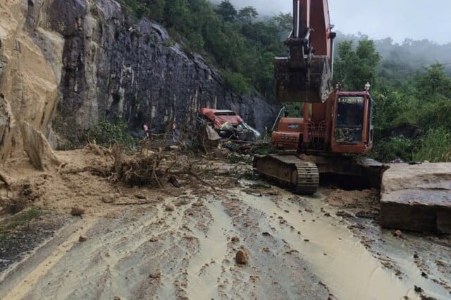 Kameni blokovi s planine su se srušili na planinski put, zatrpali dio autobusa i usmrtili šest osoba
