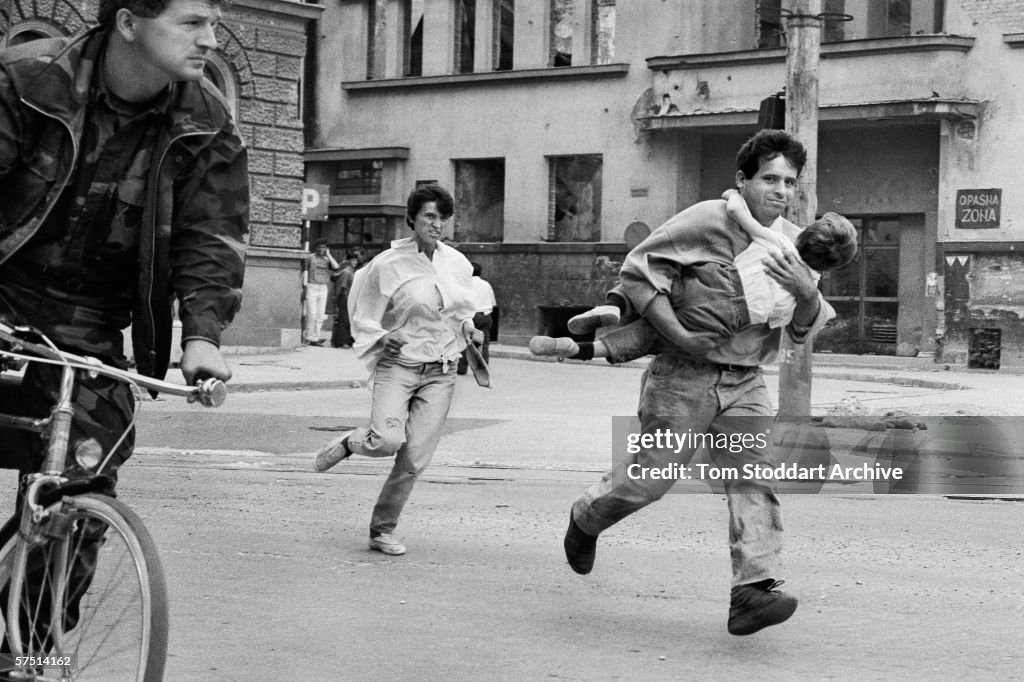 RIZIKOVANJE ŽIVOTA: Prelazak preko ,,snajperske ulice"