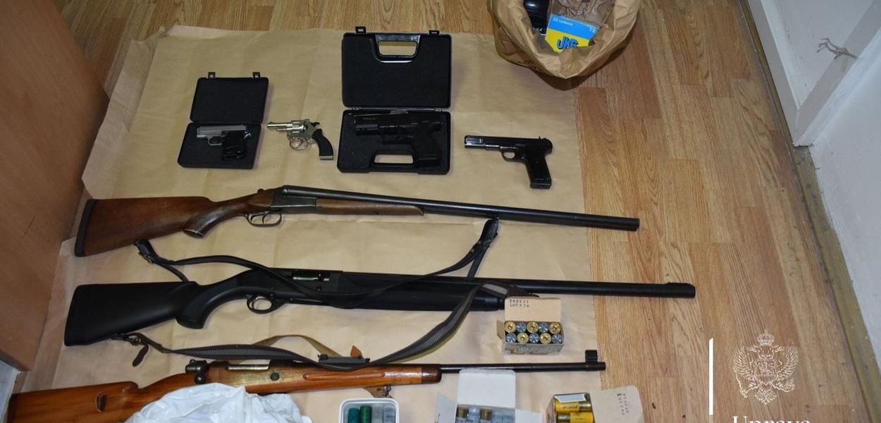 Oduzeti puške i pištolji (Foto: Uprava policije)