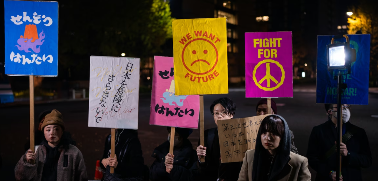 Demonstranti su se okupili u Tokiju ispred kancelarije premijerke, protestujući protiv izjava premijerke Takaiči o Tajvanu (Foto: AP)