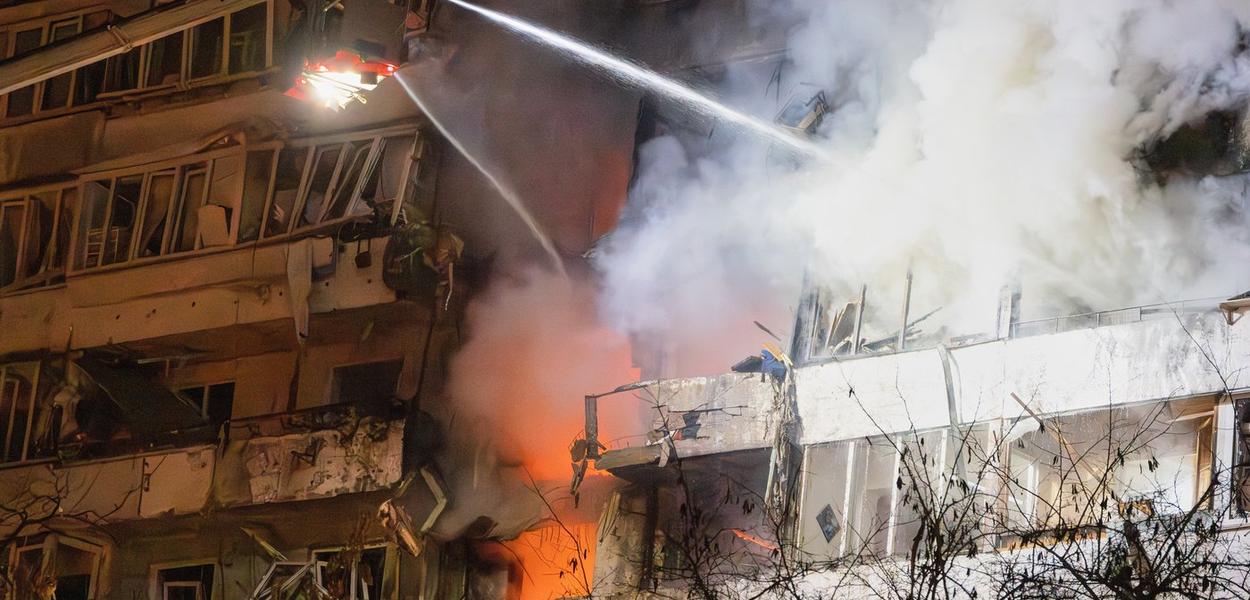Vatrogasci su ugasili požar nakon što je dron pogodio višespratnu stambenu zgradu tokom noćnog napada ruskog dronova u Kijevu, u Ukrajini (Foto: AP)