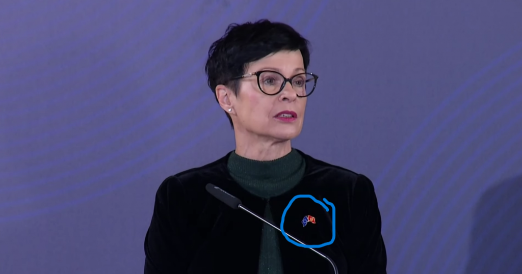 VESELI SE EVROPSKI RODE: Marta Kos nosi značku sa crnogorskom i zastavom Evropske unije 