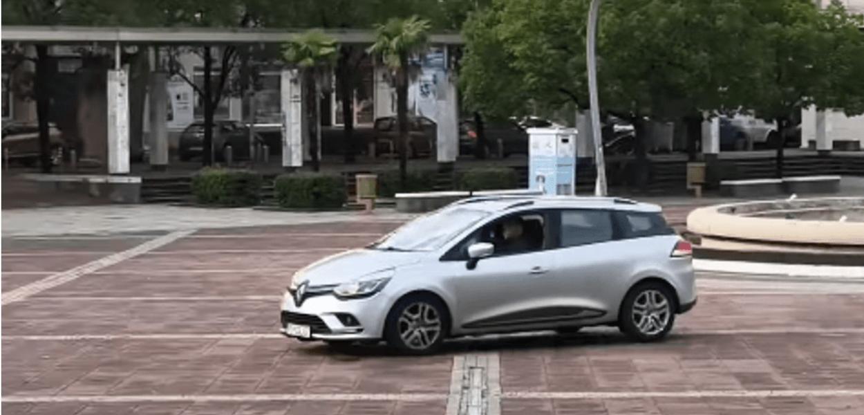 Automobil na Trgu nezavisnosti iz snimka sa društvenih mreža (Foto: Uprava policije)