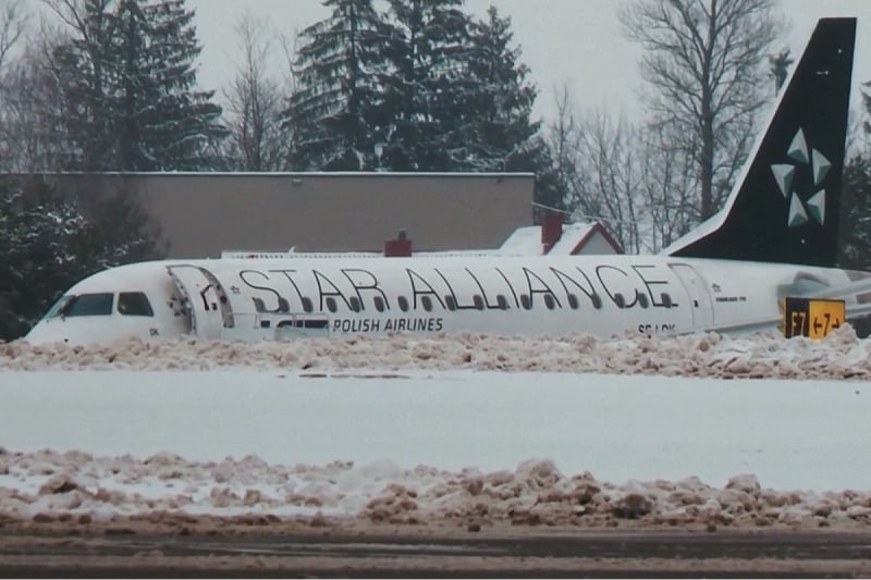 Avion koji je završio van piste aerodroma u Vilnijusu (Foto: Klix.ba)