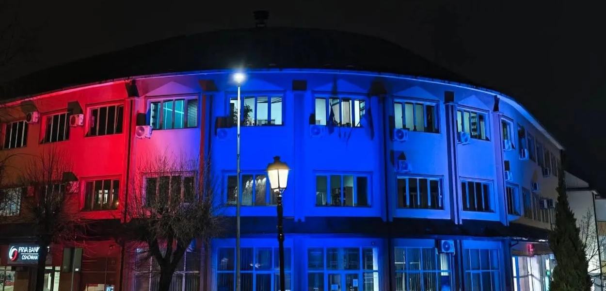 Zgrada Opštine Pljevlja u bojama trobojke (Foto: Fejsbuk)