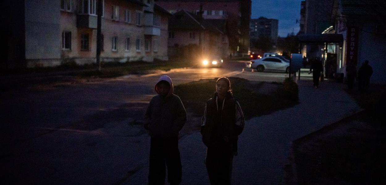 Djeca hodaju u mračnoj ulici u naselju Šostka u Ukrajini (Foto: AP Photo/Julia Demaree Nikhinson)