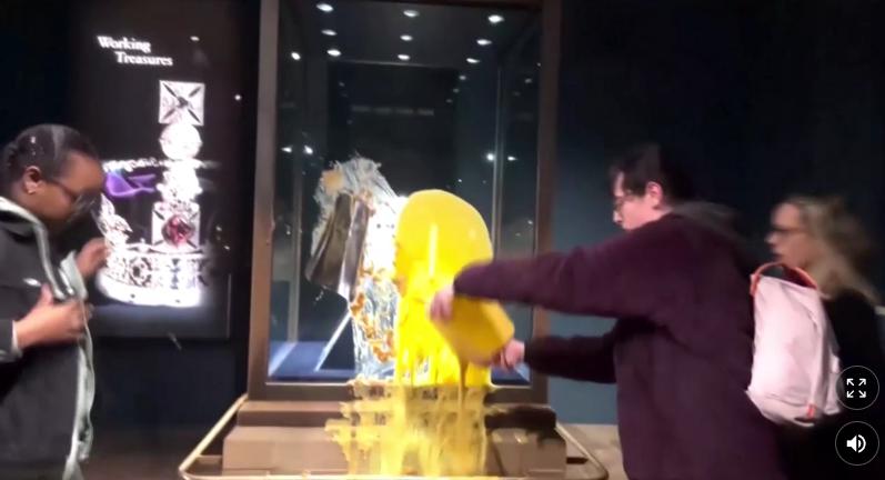 Aktivisti u muzeju (skrinšot) (Foto: Take Back Power )