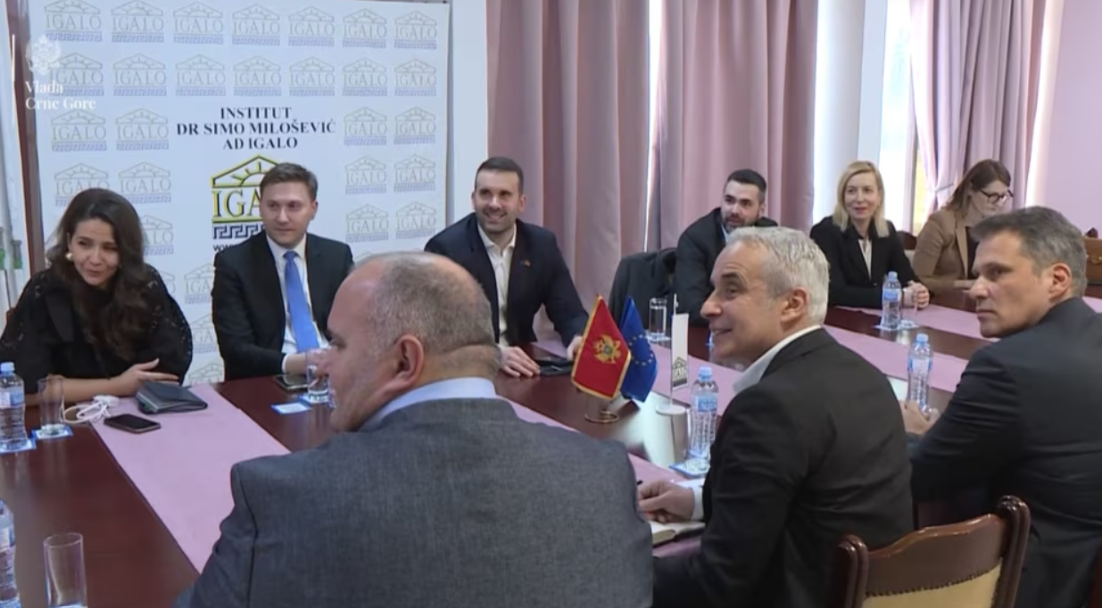 Premijer Milojko Spajić sa rukovodstvom Instituta "Dr Simo Milošević", čiji je predsjednik Odbora direktor Predrag Dragojlović (Foto: Vlada Crne Gore)