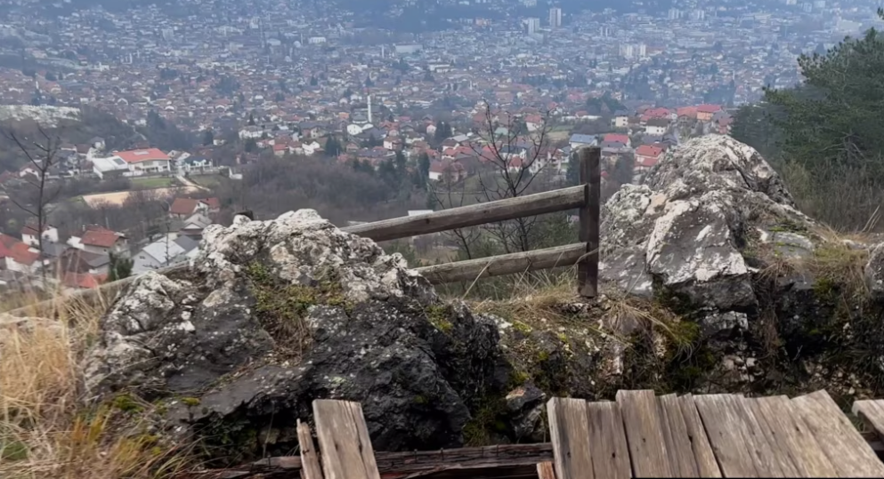 Špicasta stijena, jedno o snajperskih uporišta iznad Sarajeva. (Foto: Miran Jelenek (RFE/RL))