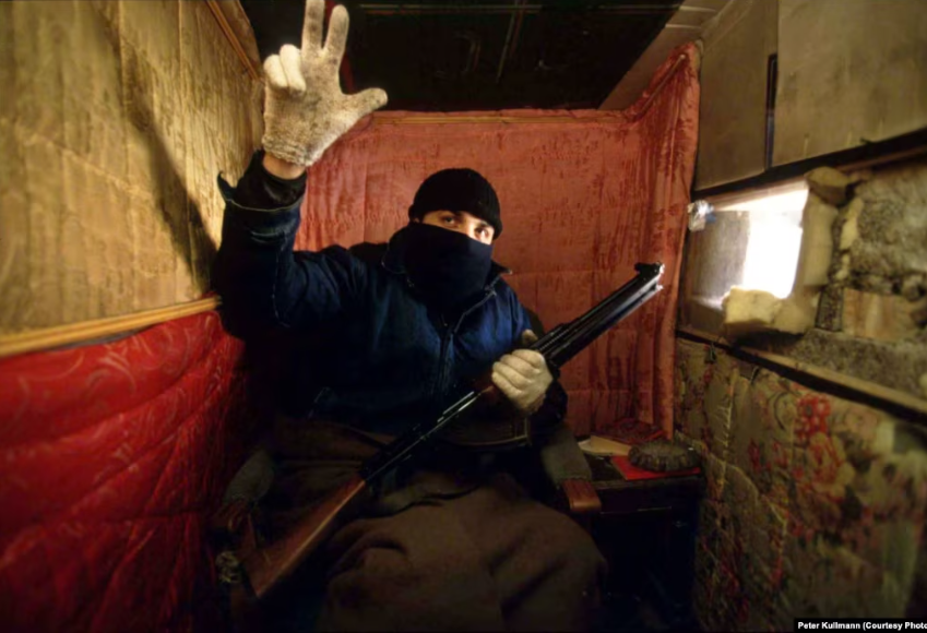 Snajperista Vojske RS-a na Jevrejskom groblju u Sarajevu. Autor fotografije Peter Kullmann ustupio je RSE fotografiju isključivo za potrebe teksta o snajperskom djelovanju na Sarajevo.