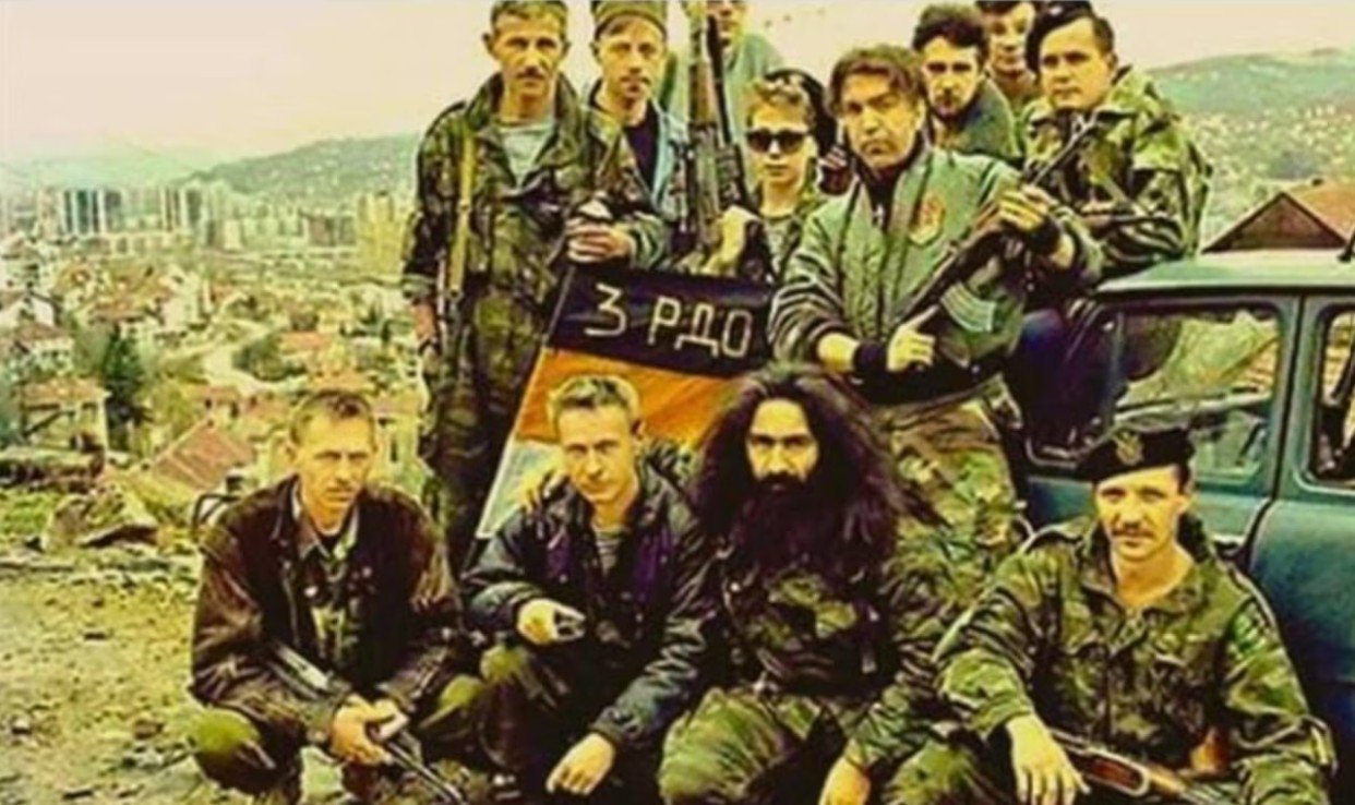 Slavko Aleksić (prvi red, drugi s desne strane) s ruskim dobrovoljcima na položaju iznad Sarajeva. Datum nastanka fotografije nije poznat. (Foto: Fejsbuk)