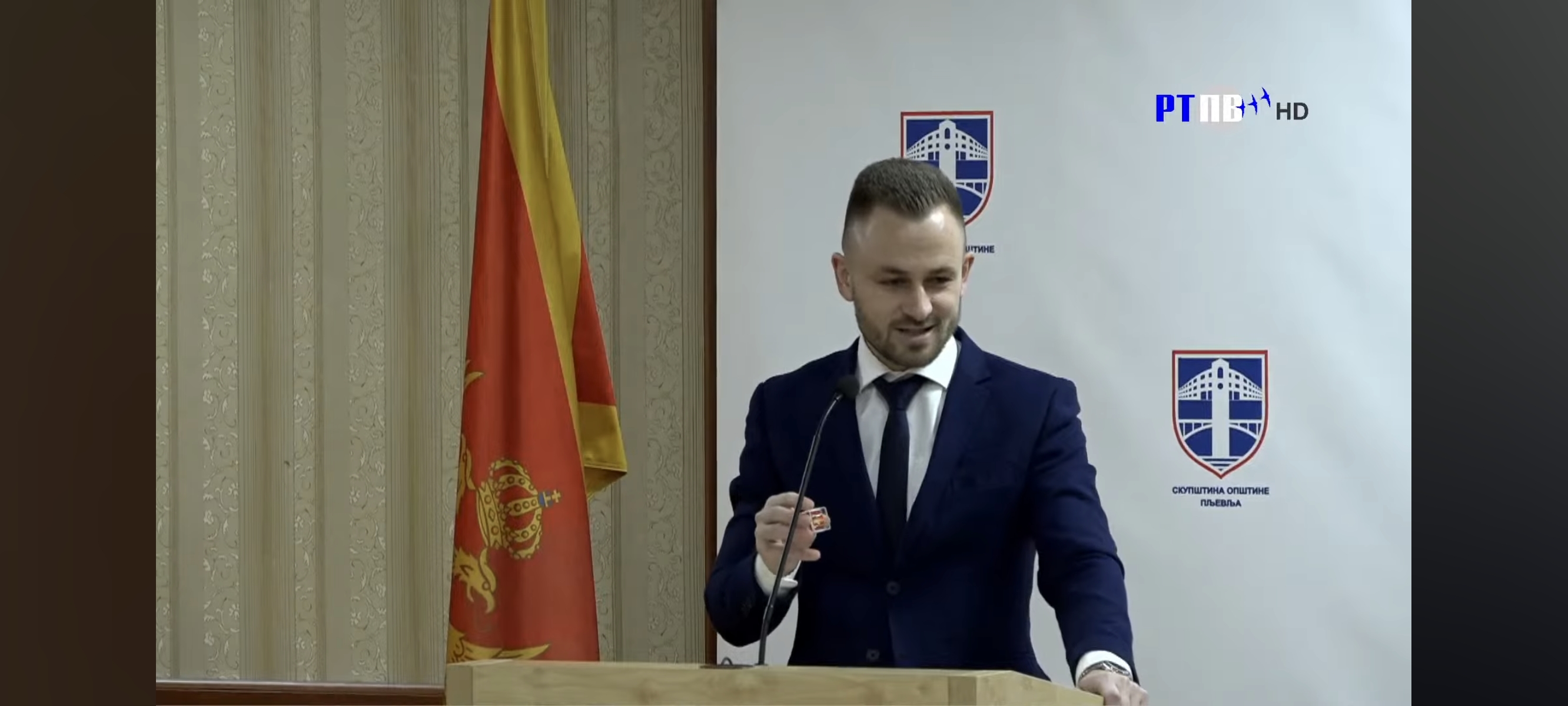 Marko Tošić na dar Dariu Vranešu donio značku sa državnom zastavom Crne Gore