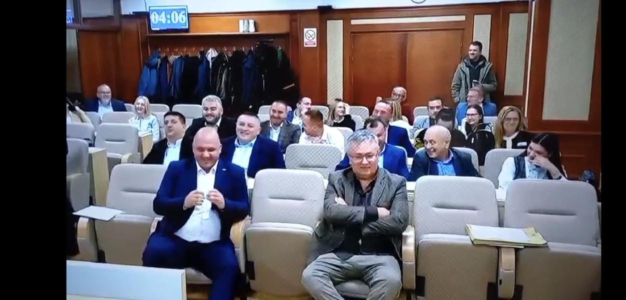 Dario Vraneš sa poklonom – značkom sa državnom zastavom Crne Gore (Foto: Stop kadar)