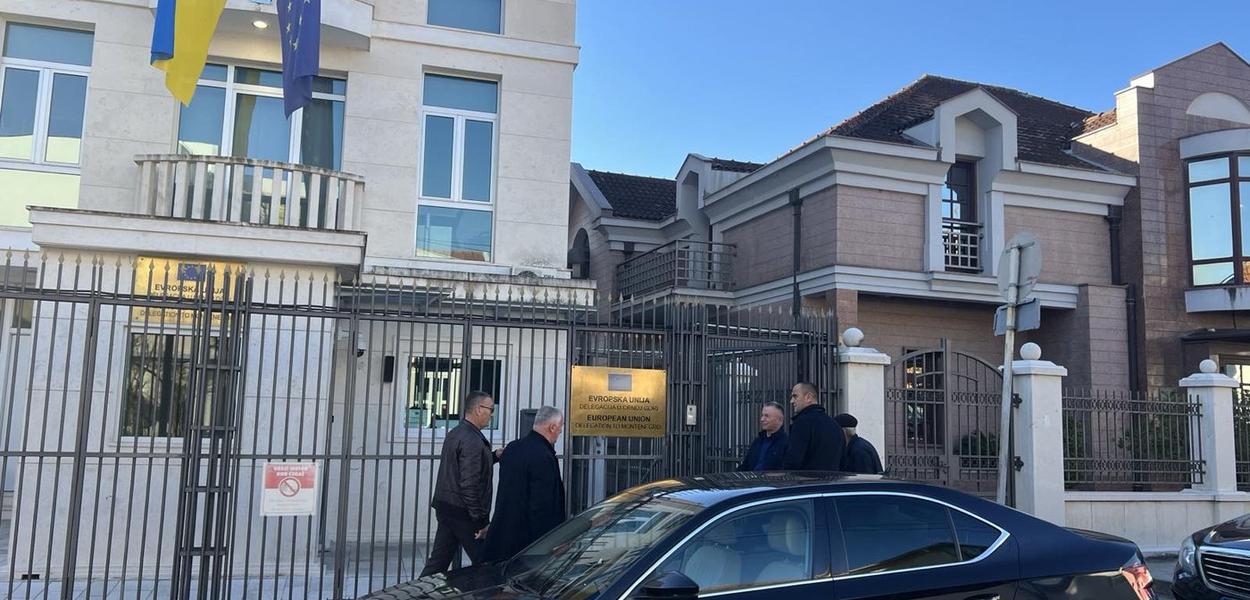 Mještani Botuna ispred Delegacije EU (Foto: Portal ETV)