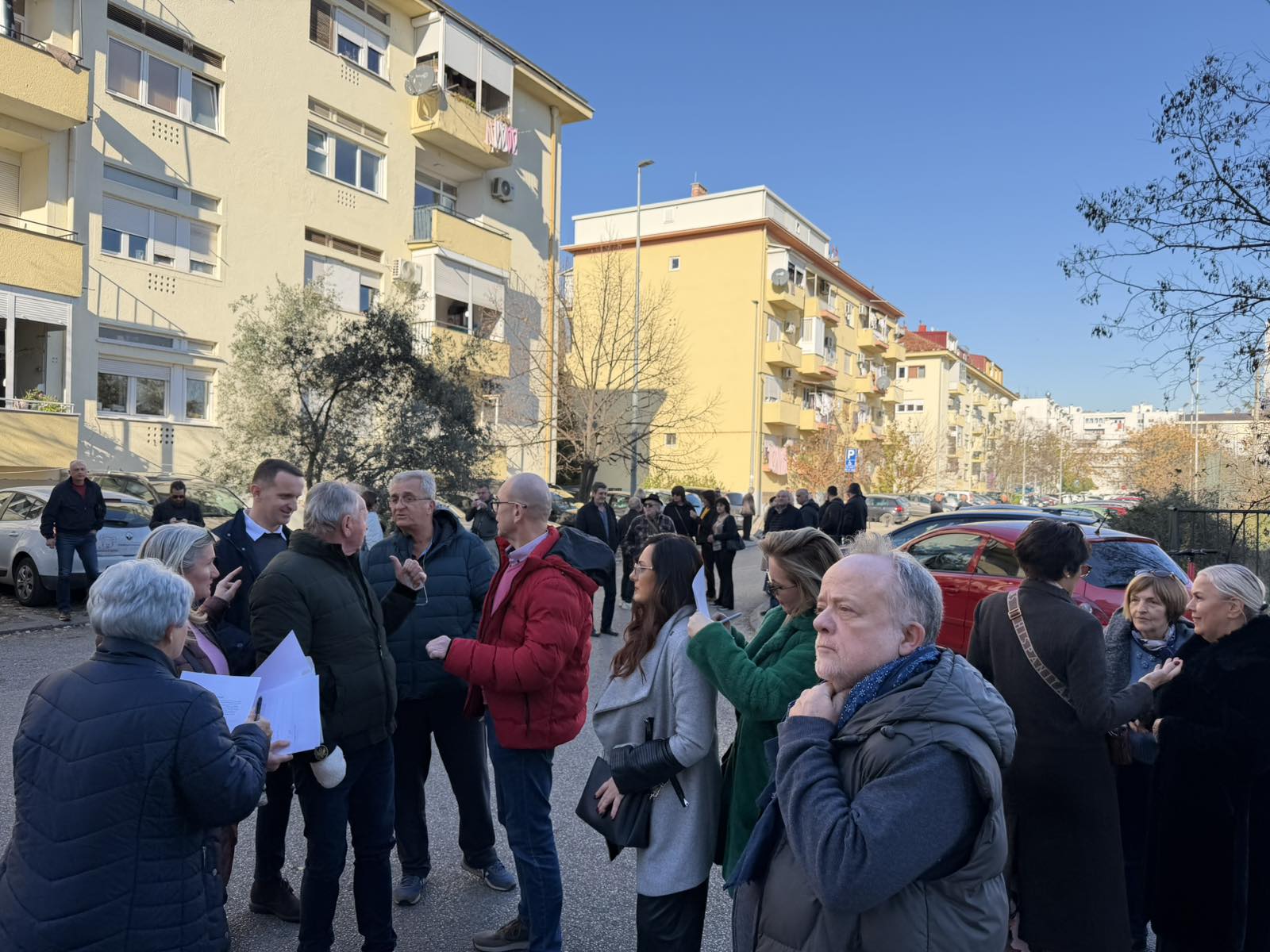 Okupljeni građani kod MUP-a