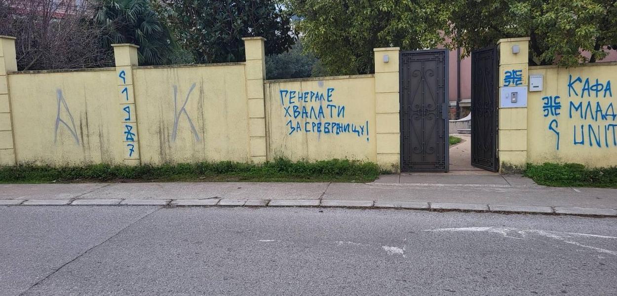 Skandalozni ispis na ogradi ispred Ambasade (Foto: Istraga.ba - X)