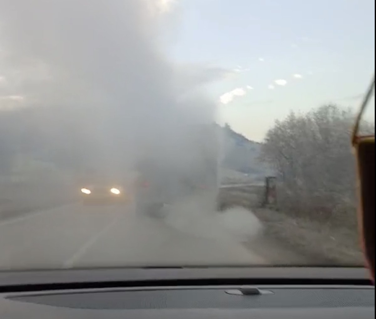 Kamion odvozi pepeo iz Termoelektrane