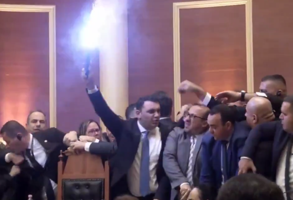 Baklje u albanskom paralmentu (Foto: Stop kadar)