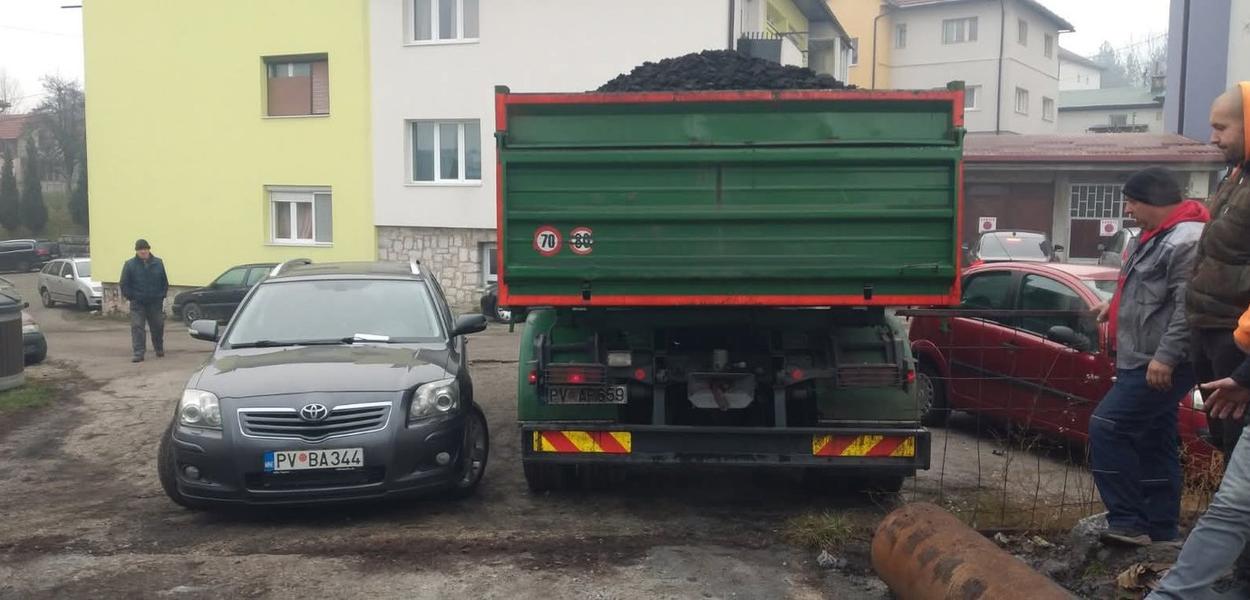 Kamion Rudnika uglja ispred kotlarnice u Skerlićevoj ulici (Foto: Radnici Grijanje/FB)